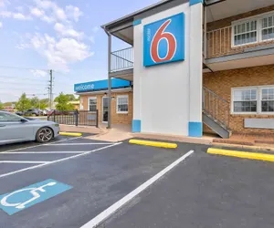 Photo 2 - Motel 6 Falls Church, VA - Arlington Boulevard