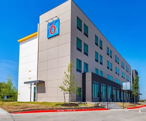 Photo 2 - Motel 6 Austin, TX - Airport