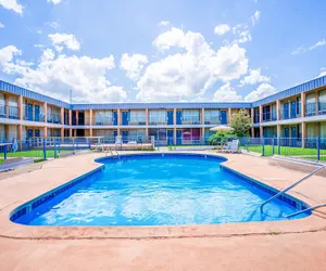 Photo 2 - Castle Inn & Suites by OYO Lawton