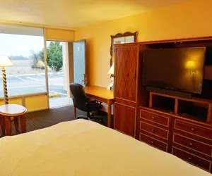 Photo 4 - Castle Inn & Suites