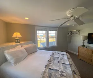 Photo 3 - Beach Breeze Inn
