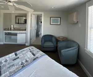 Photo 5 - Beach Breeze Inn