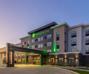 Photo 2 - Holiday Inn & Suites Cedar Falls - Waterloo Event Ctr, an IHG Hotel