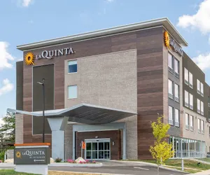 Photo 2 - La Quinta Inn & Suites by Wyndham Bloomington