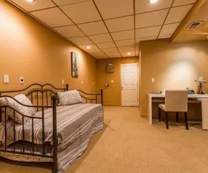 Photo 2 - Safe Spacious Mansion Indowntown