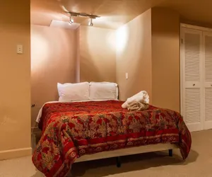 Photo 5 - Safe Spacious Mansion Indowntown