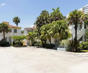 Photo 2 - Miami River Inn By Renzzi
