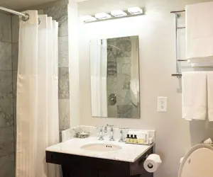 Photo 3 - The Esquire Hotel Downtown Gastonia, an Ascend Collection Hotel