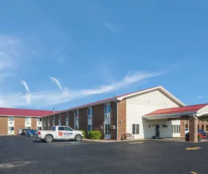 Photo 2 - Econo Lodge Inn & Suites