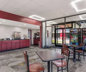 Photo 4 - Econo Lodge Cave City