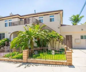 Photo 2 - Private vacation home with free parking!