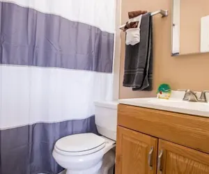 Photo 3 - Private vacation home with free parking!