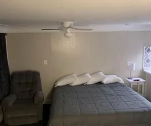 Photo 4 - Colonial Motel