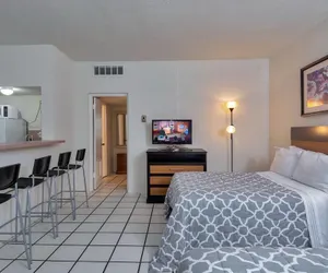 Photo 2 - Amazing 1br Apartment With Pool, Hallandale Beach!