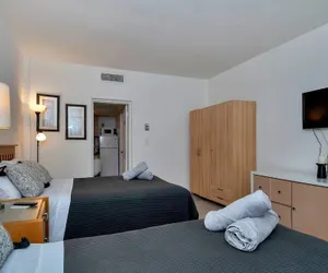 Photo 3 - Lovely Little Studio With Pool, Hallandale Beach:)
