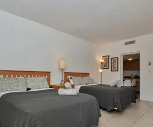Photo 2 - Lovely Little Studio With Pool, Hallandale Beach:)