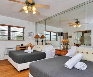 Photo 5 - Lovely Apt, Hollywood Beach, 1/2 Block From Ocean!