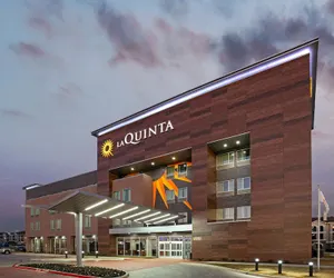 Photo 2 - La Quinta Inn & Suites by Wyndham DFW West-Glade Parks