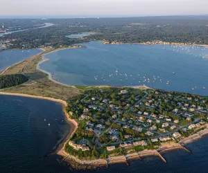 Photo 3 - Mashnee Beach House