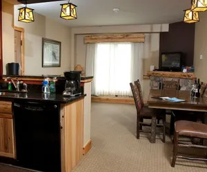 Photo 2 - Cedar River Suite