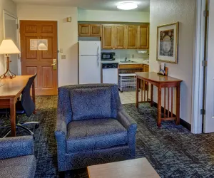 Photo 2 - 2 Bedroom Suite With 1 King And 1 Queen