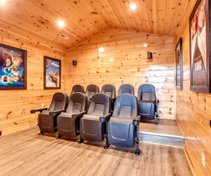 Photo 4 - 4 Bedroom Cabin for 14