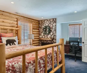 Photo 3 - 6 Bedroom Cabin