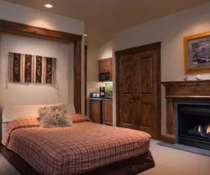 Photo 4 - Luxury 1 Bedroom Parlor Suite Condo