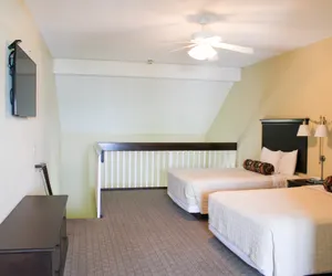Photo 2 - Iroquois Suites 225