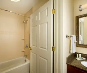 Photo 2 - 2 Bedroom Suite 1 Queen 2 Dbl Nonsmoking