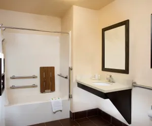 Photo 4 - Accessible 1 Bedroom Queen Suite for 4 - Tub