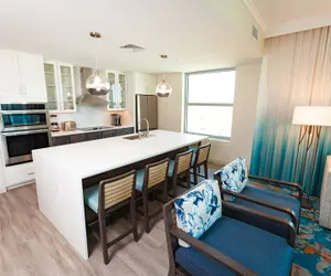 Photo 3 - 3BR Hotel Room (Signature)