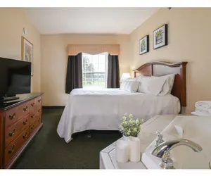 Photo 2 - Superior King Suite for 4