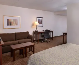 Photo 2 - Studio Suite 1 Queen Bed Nonsmoking