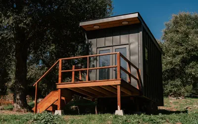 The Modern Lookout: A Minimalist Tiny House with Mountain Views