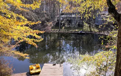 Lakeside Bliss: Golf, Lakefront, Deck, Pets OK