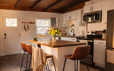 Granary House – Lakefront Bliss in Sunrise Beach