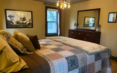 Historic Twin Tudors Inn Southeast Room (KP1400SE)