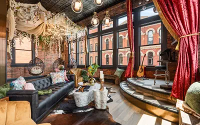 The Songbird-Luxury Penthouse Banker's Alley-Walk to Broadway