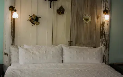 Traditional Bed & Breakfast private room and bath
