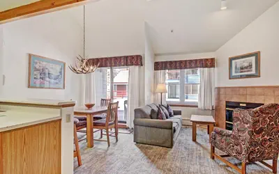 Steps to Mountain & Main St- Studio Loft