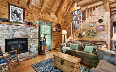 Bearfoot Landing - Rustic 2 Bedroom Cabin with Hot Tub