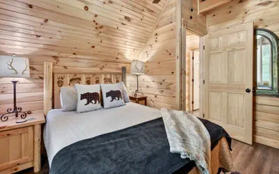 Black Bear Retreat - Large Rustic Cabin Perfect for Families!