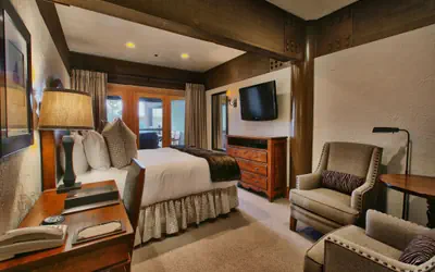 Deluxe King Room with Hot Tub
