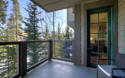 Cozy Ski Chalet with Large Balcony