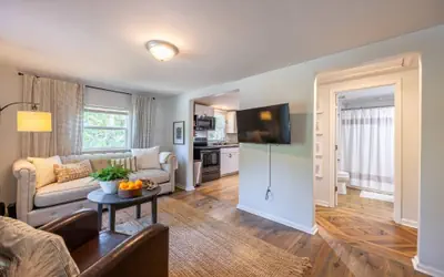Downtown Bungalow < Less than 1.5 Miles to UGA!