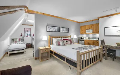 Schweitzer PM: Selkirk Split King - Family Suite w/ Balcony