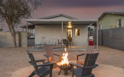 Skull Rock Cottage - Walk to Town & Hot Tub, Star Gazing