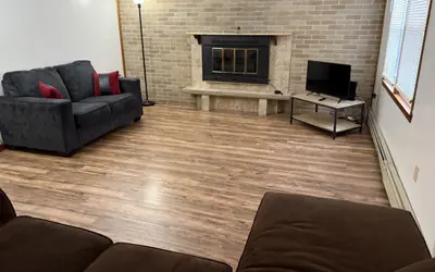 Private house with 4 bedrooms and 2 bathrooms, direct NYC Manhattan train only 10 minute walk away
