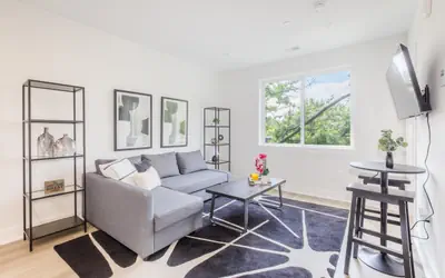 Modern 1BR Suite, Fully Equipped & Great Location